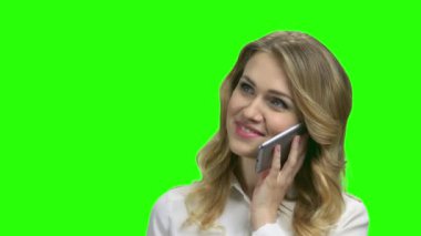 Cep telefonuyla konuşan genç memnun kadın.
