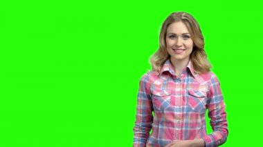 Genç kadın eliyle kopya alanı sunuyor.