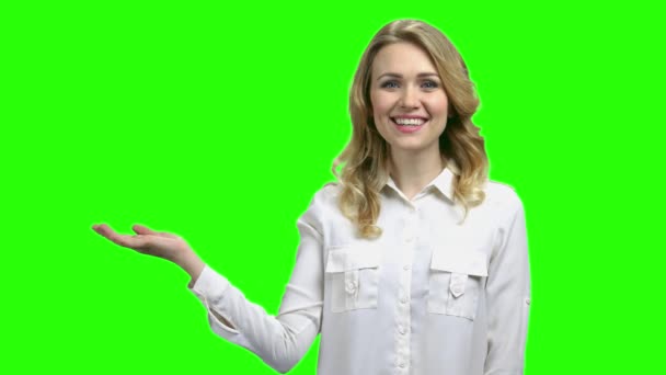 Glimlachende vrouw presenteren iets met open hand palm. — Stockvideo