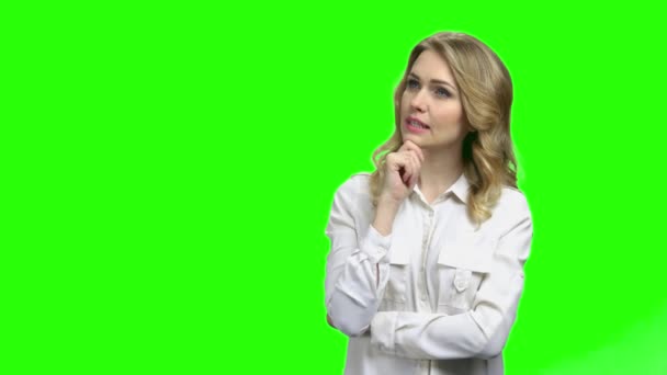 Yeşil ekranda genç düşünceli iş kadını. — Stok video