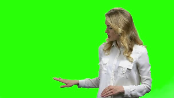 Mooie vrouw Forecaster op groen scherm. — Stockvideo