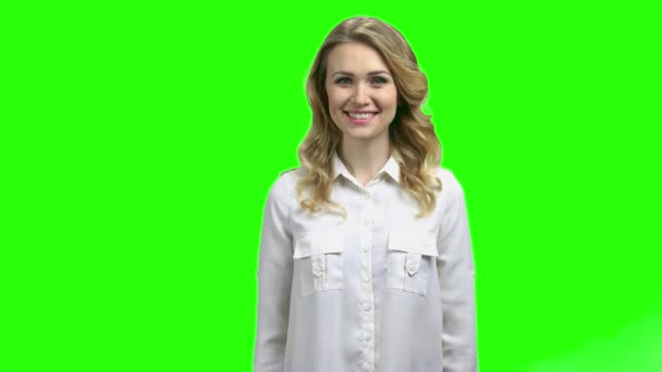 Pretty woman giving thumb up on green screen. — Stock Video