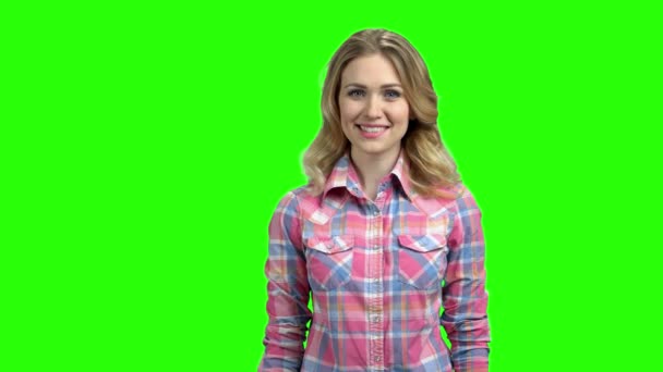Charmantes Mädchen zeigt Daumen nach oben auf dem grünen Bildschirm. — Stockvideo