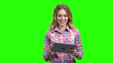Dijital tablet kullanan mutlu bayan öğretmen.