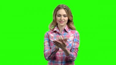 Cam dijital tablet kullanan genç bir kadın.