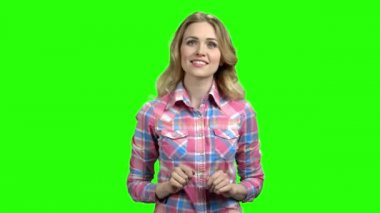 Sanal ekranda çalışan genç güzel kadın.