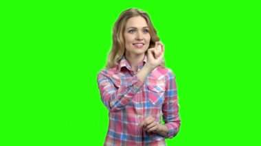 Sanal ekran ile çalışan genç kadın.