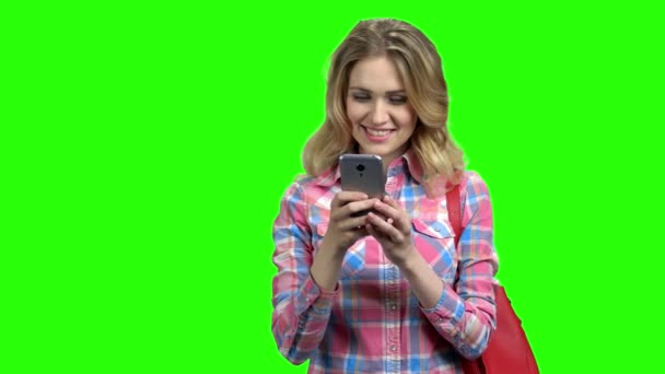 Mooie vrouw met behulp van smartphone op groen scherm. — Stockvideo