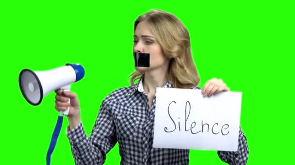 젊고 예쁜 여자가 테이프로 침묵을 지킴. — 비디오