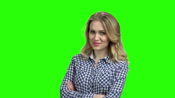 Thoughtful smiling female person on green screen. — Stock Video