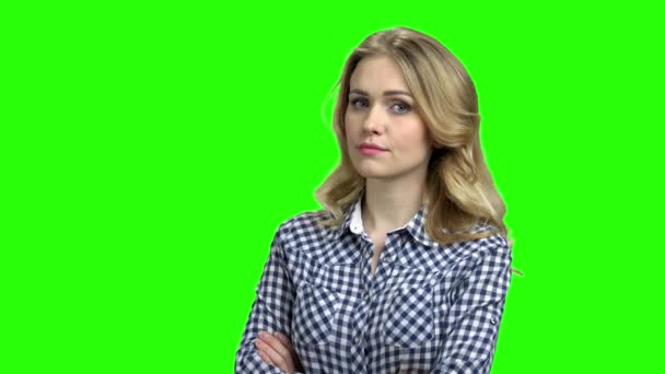 Doubtful pensive woman on green screen. — Stock Video