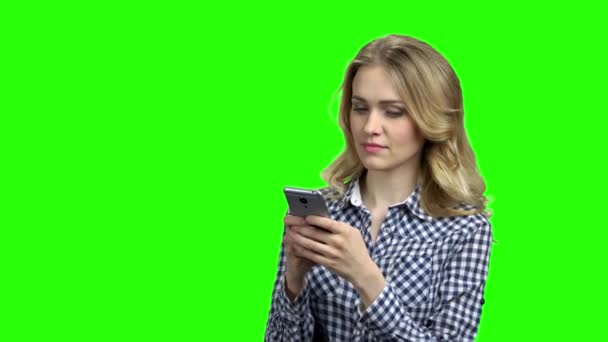 Giovane donna attraente digitando un messaggio sul telefono . — Video Stock