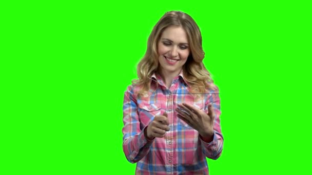 Mladá žena používající průhlednou tabletu ks. — Stock video