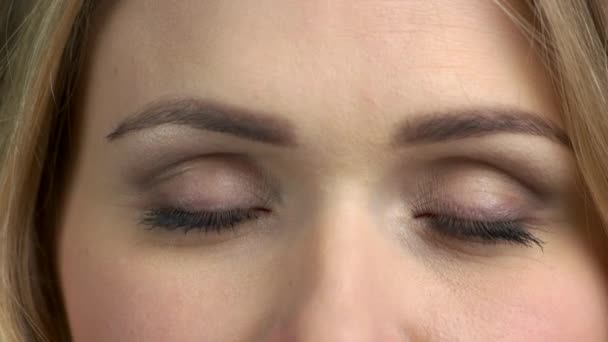 Olhos fechados de mulher caucasiana jovem . — Vídeo de Stock