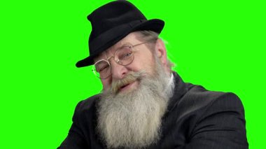 Yeşil ekranda konuşan gözlüklü yaşlı dost adam.