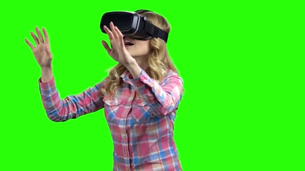 Mujer atractiva con gafas de realidad virtual. — Vídeo de stock