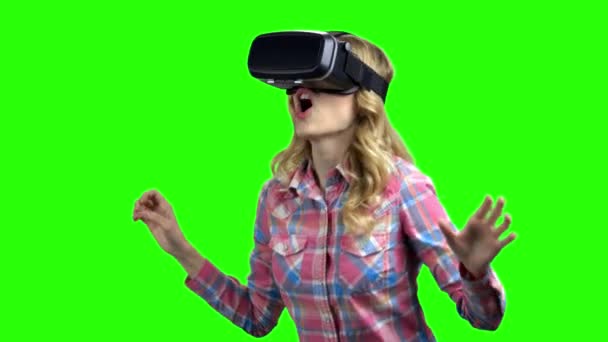 Mujer joven sonriente en gafas de realidad virtual . — Vídeo de stock