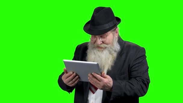 Alter überraschter Mann schaut auf digitales Tablet. — Stockvideo