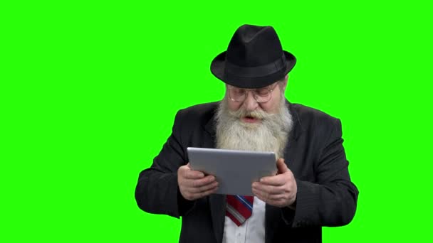 Entusiasta hombre mayor jugando juego en la tableta de ordenador . — Vídeo de stock
