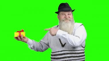 Pozitif kıdemli adam hediye kutusunu işaret ediyor..