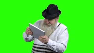 Tablet pc 'de oyun oynayan hevesli emekli.