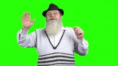Yaşlı adam dokunmatik ekranı kullanıyor.