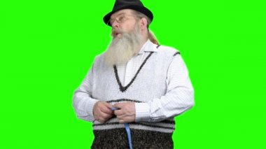 Yeşil ekranda bir bant ölçüsü ile Üzgün adam.