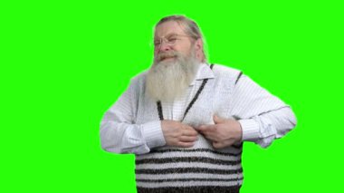 Yaşlı adam şiddetli kalp ağrısı çekiyor..