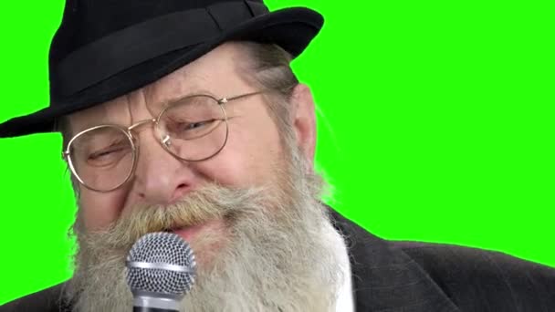 Închide bărbatul cu barbă cu microfon pe ecran verde . — Videoclip de stoc
