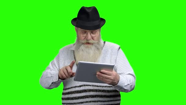 디지털 태블릿을 사용하여 안경을 쓴 노인. — 비디오