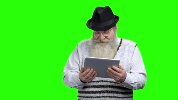 Oudere man in hoed met computer tablet. — Stockvideo