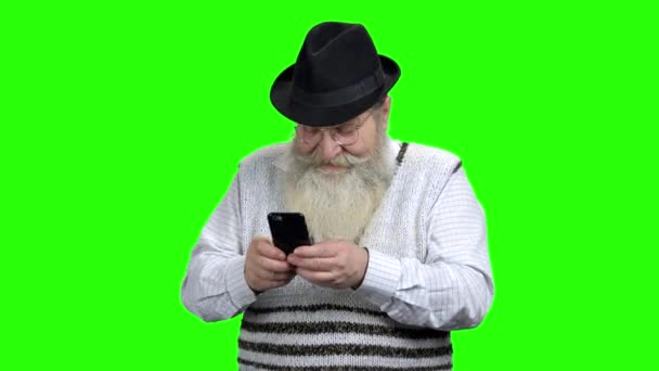 Gepensioneerde man met baard met behulp van mobiele telefoon. — Stockvideo