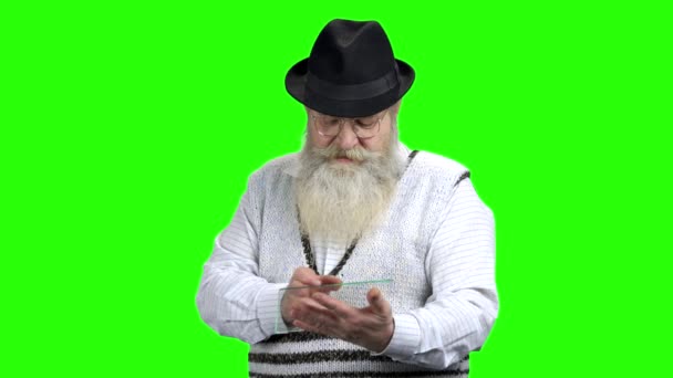 Cam dijital tablet kullanan yaşlı sakallı adam. — Stok video