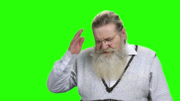 Homem idoso com barba longa sofrendo de dor de cabeça . — Vídeo de Stock