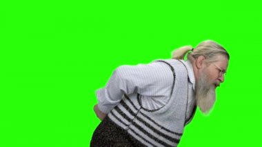 Güçlü sırt ağrısı ile yaşlı adam, yan görünüm.