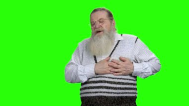 Yeşil ekranda kalp ağrısı olan kıdemli adam.