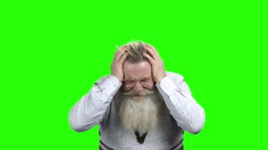 Yeşil ekranda depresif yaşlı adam.