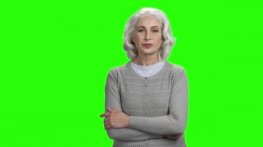 Kopya alanında parmakla işaret eden yaşlı kadın.