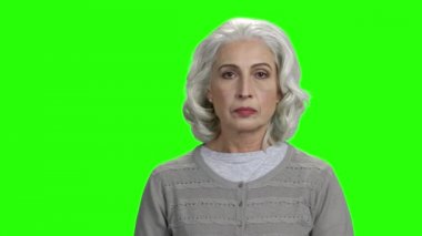 Diş ağrısı olan yaşlı bir kadının portresi..