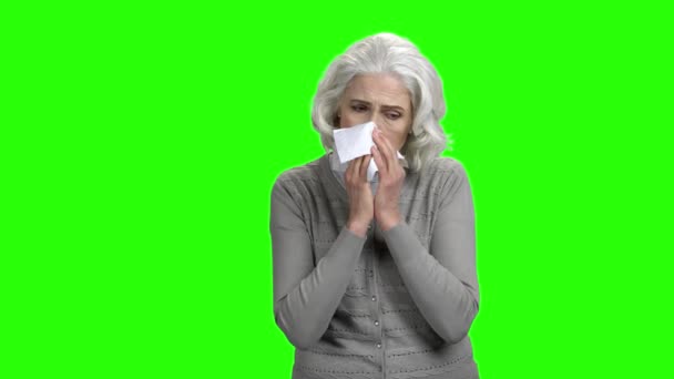 Starnuti donna caucasica sullo schermo verde . — Video Stock