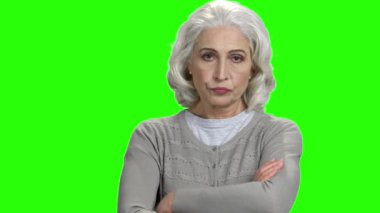 Kızgın yaşlı kadın kameraya konuşuyor..