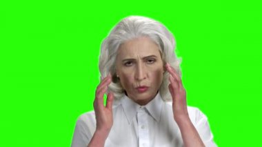 Olgun kadın şiddetli baş ağrısı olan.