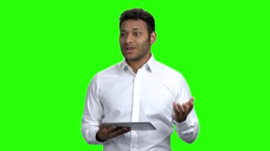 Yeşil ekranda sunum yapan iş koçu.