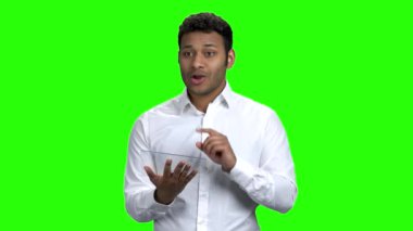 Şeffaf bilgisayar tableti kullanan genç işadamı.