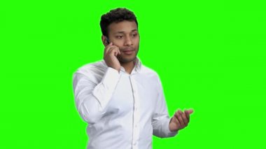 Kendinden emin işadamı şeffaf fütüristik telefon konuşuyor.