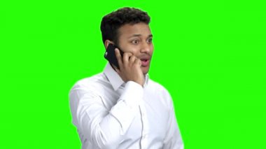 Kendine güveni tam bir iş adamı cep telefonuyla konuşuyor..