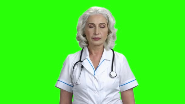 カメラを見て成熟した医師の女性. — ストック動画