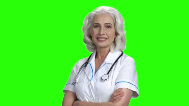 Amigável médico mulher no fundo tela verde . — Vídeo de Stock