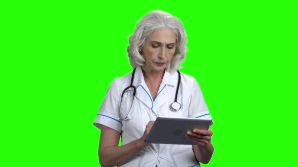 Confident mature female doctor on green screen. — Stock Video