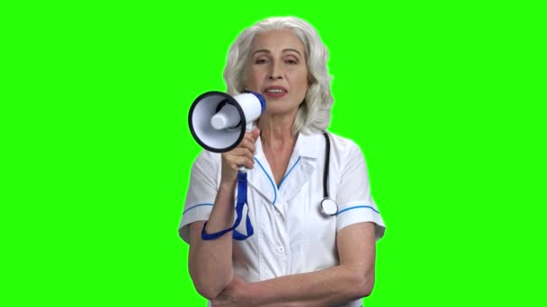 Idős női orvos beszél megafon. — Stock videók